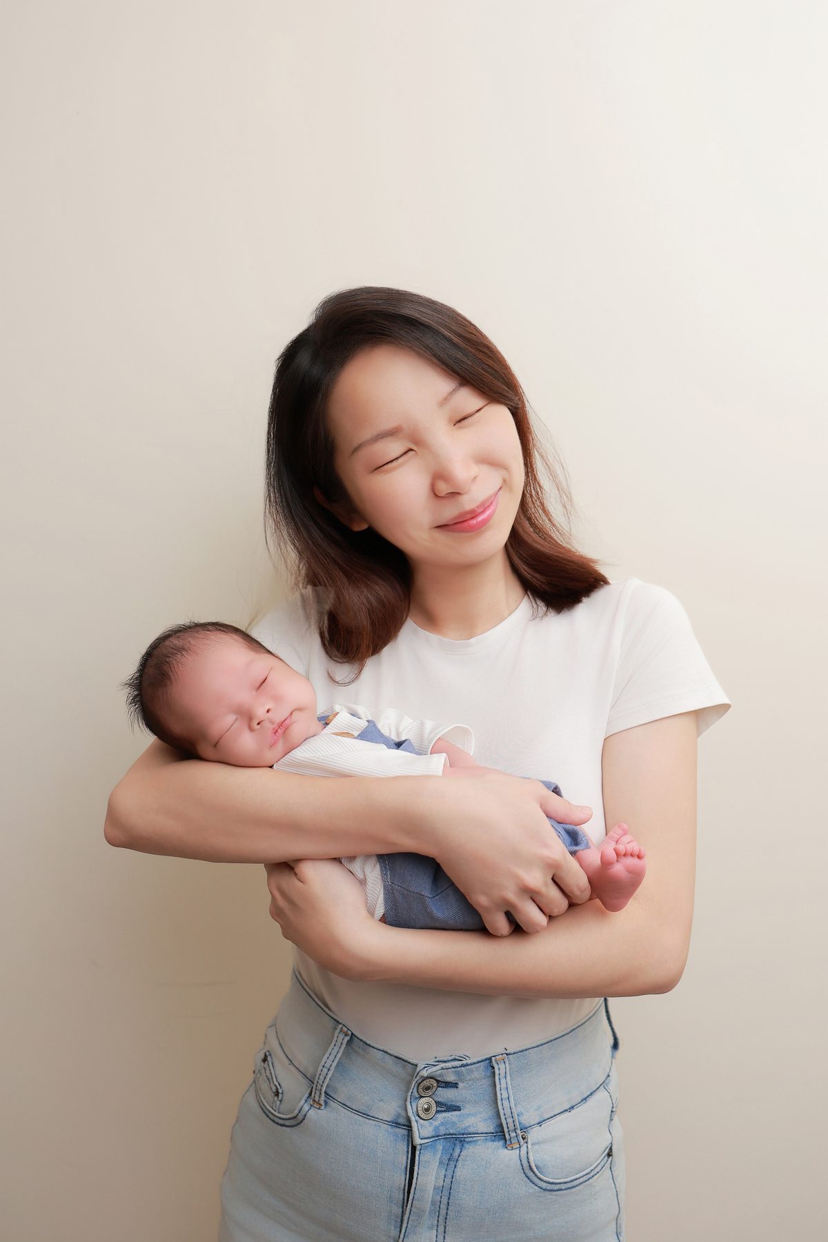 好眠師 Mavis 抱著寶寶